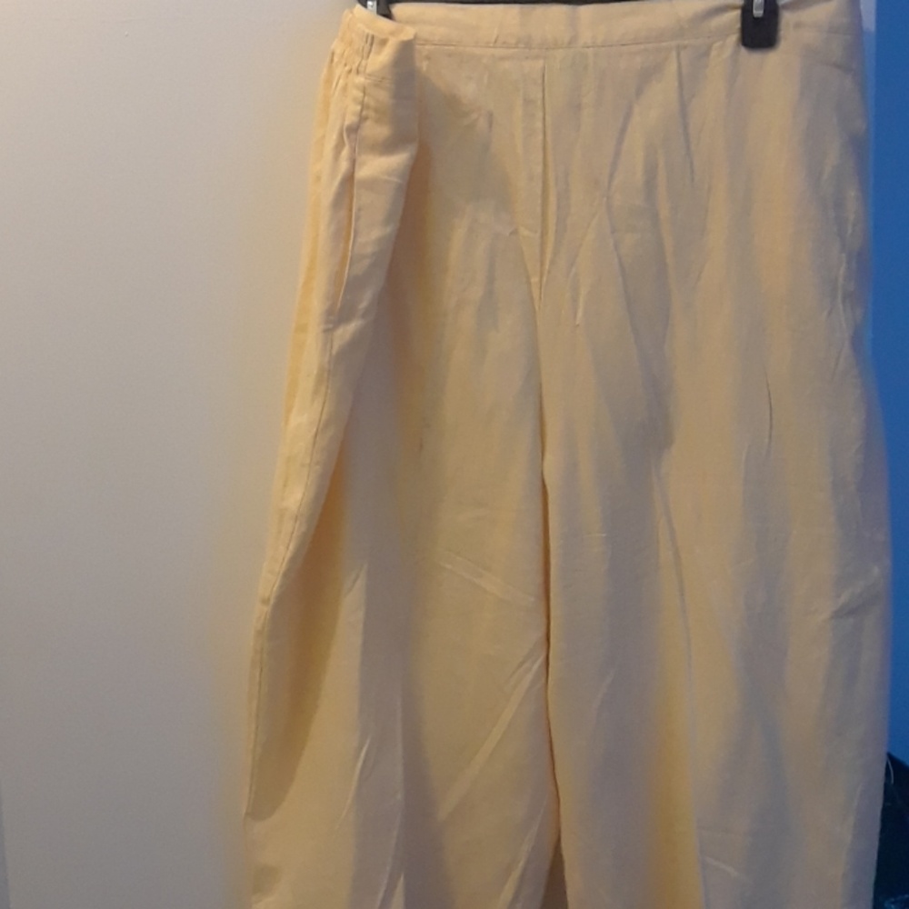 Ladies Beautiful Capris - Picture 3 of 4